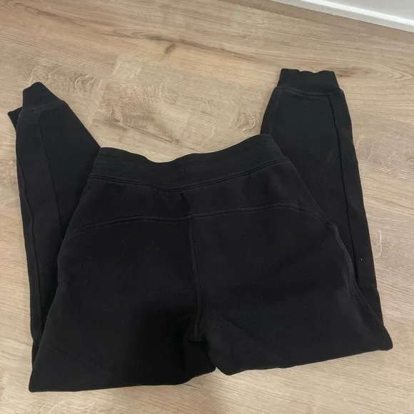 Lululemon Scuba Relaxed High-Rise Jogger in Black - Picture 5 of 7